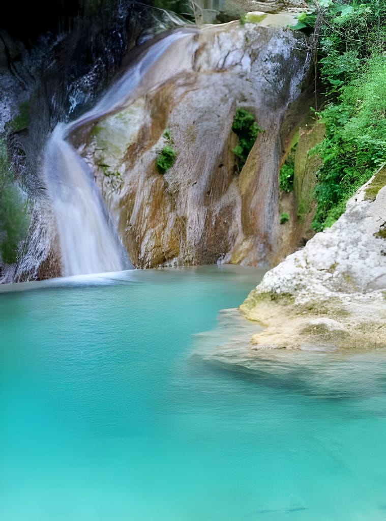 Visita al pittoresco villaggio di Kolivata, esplorazione dell’altopiano di Lefkada e discesa alle Cascate Dimosari in un’unica giornata.