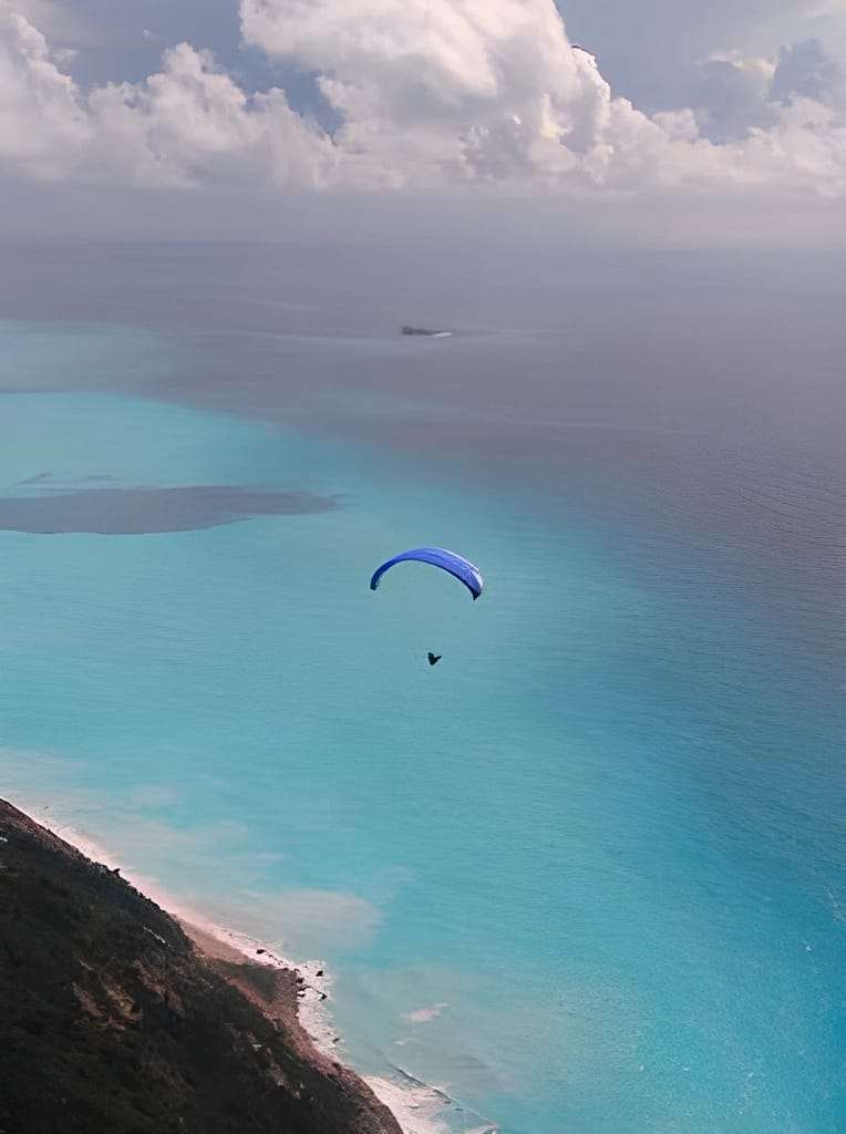 Parapendio in tandem a Lefkada con vista spettacolare, sicurezza garantita da un team professionale.