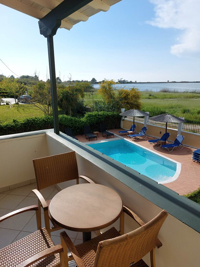 Balconi spaziosi di Villa Altina con vista panoramica sulla laguna di Lefkada.