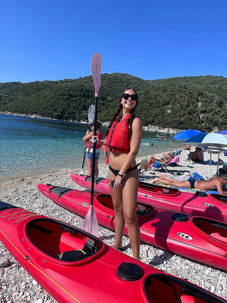 Kayaks sulla spiaggia, guida che istruisce i partecipanti prima della partenza per il tour in kayak a Lefkada.