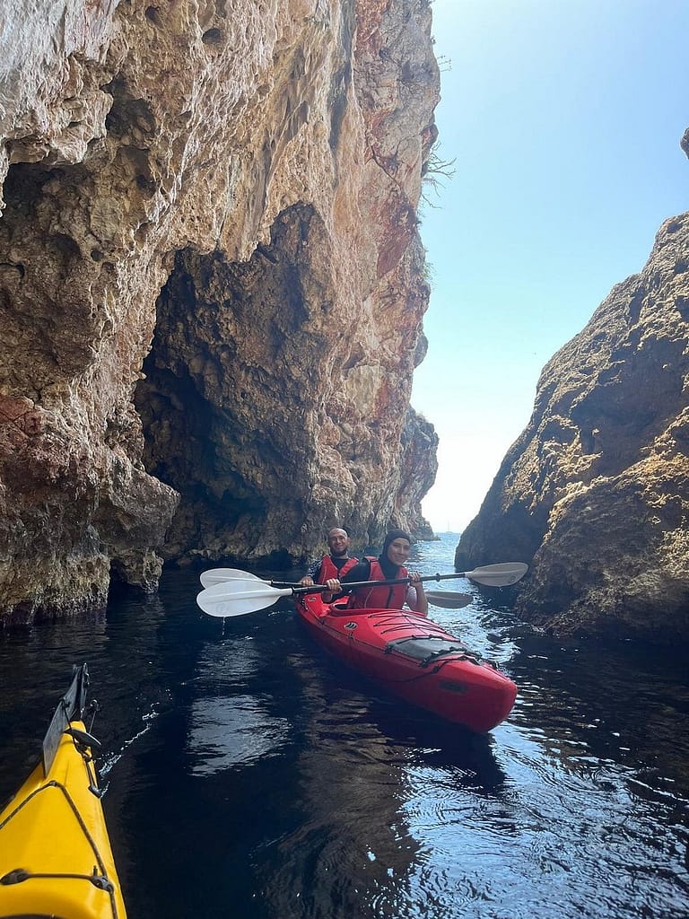 Un'avventura emozionante alla scoperta delle coste di Lefkada. mentre il kayak affronta un passaggio impegnativo sottocosta