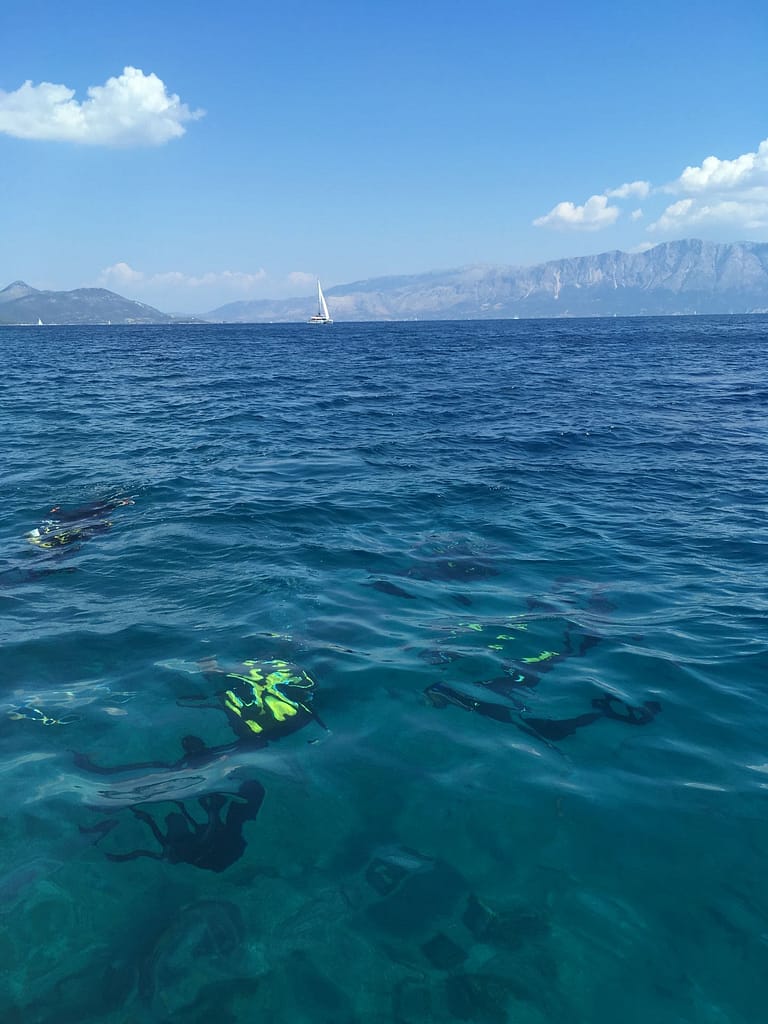 Studenti del corso di immersione del Lefkas Diving Center iniziano l'allenamento avanzato per il conseguimento del brevetto Open Water PADI, esplorando le acque cristalline di Lefkada.