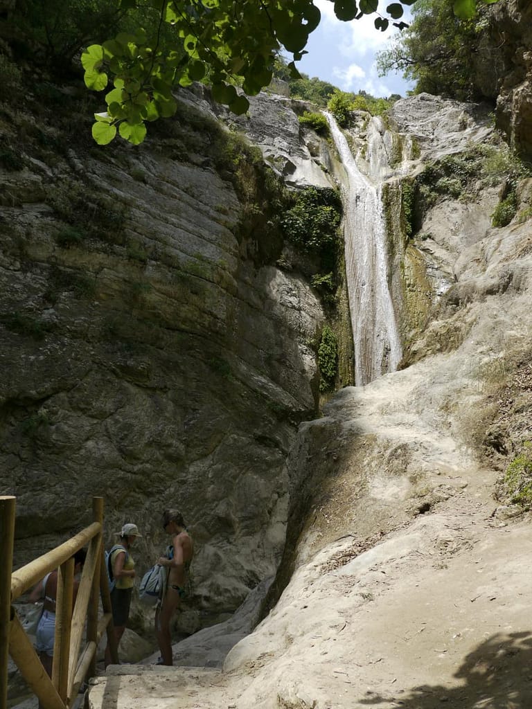 La cascata di Dimosari, situata nelle immediate vicinanze della micro farm di Lefkada, offre l'occasione perfetta per esplorare due attrazioni in un solo viaggio.