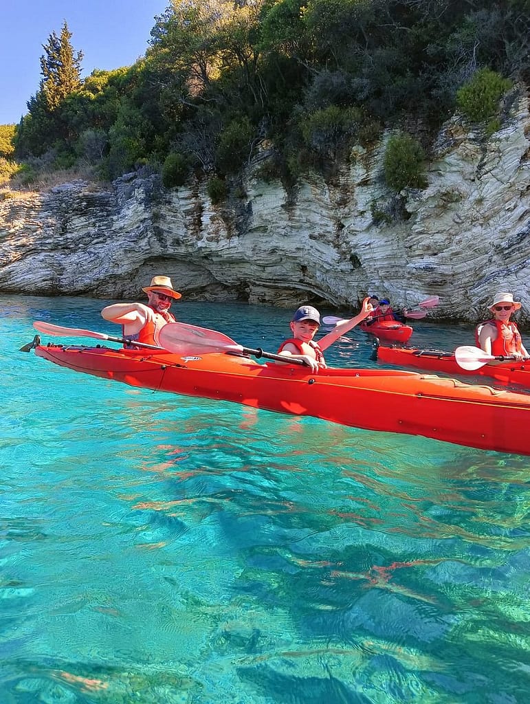 Kayak tra grotte, spiaggette e villaggi di Meganissi