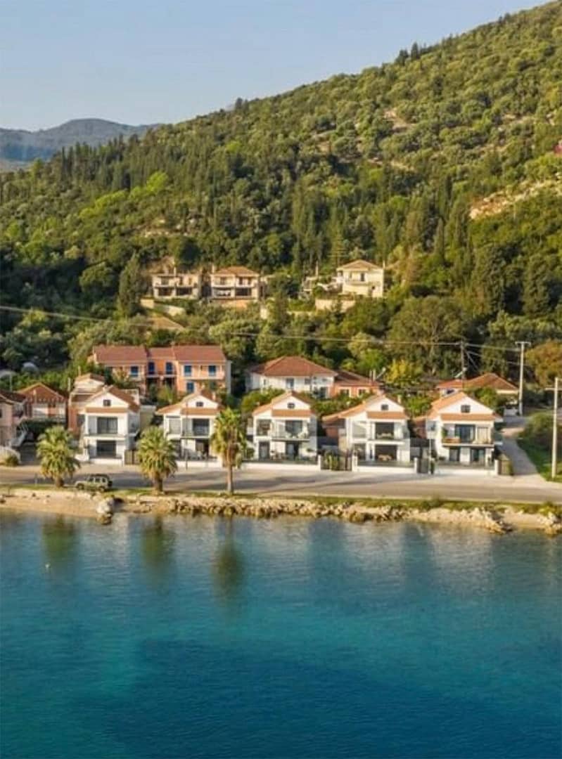 Immagine ripresa da un drone mostra le ville fronte mare, con gli esclusivi appartamenti White Rock, immerse in un contesto naturale unico