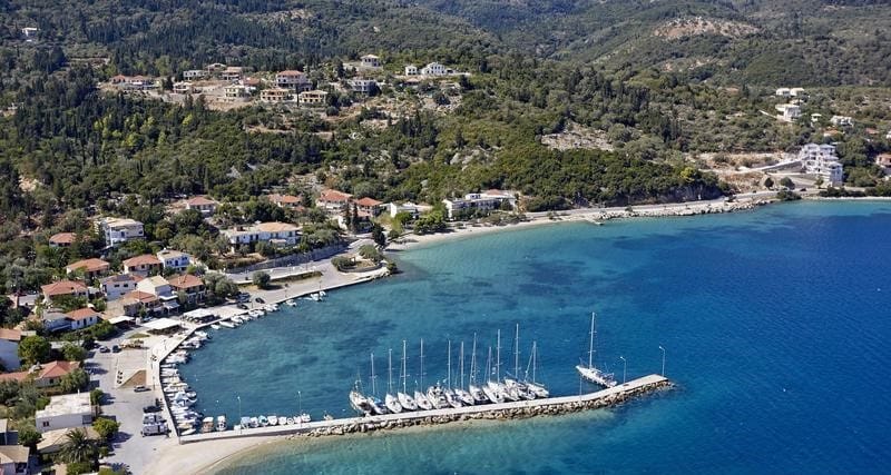 Vista panoramica della costa est e del porto di Nikiana. Caratterizzata da acque calme e paesaggi unici, perfetti per una vacanza rilassante.