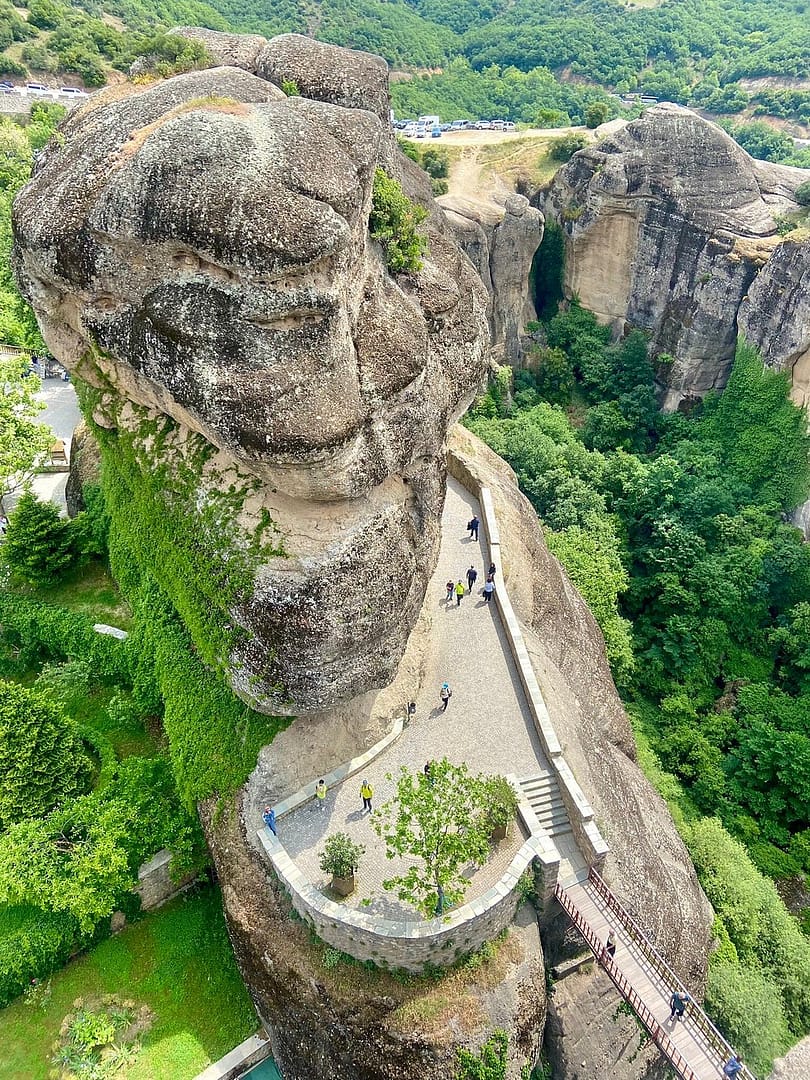 Immagini suggestive e vertiginose dei picchi rocciosi di Meteora, ripresi da diverse angolazioni, che catturano l'abisso e la bellezza mozzafiato del paesaggio circostante.