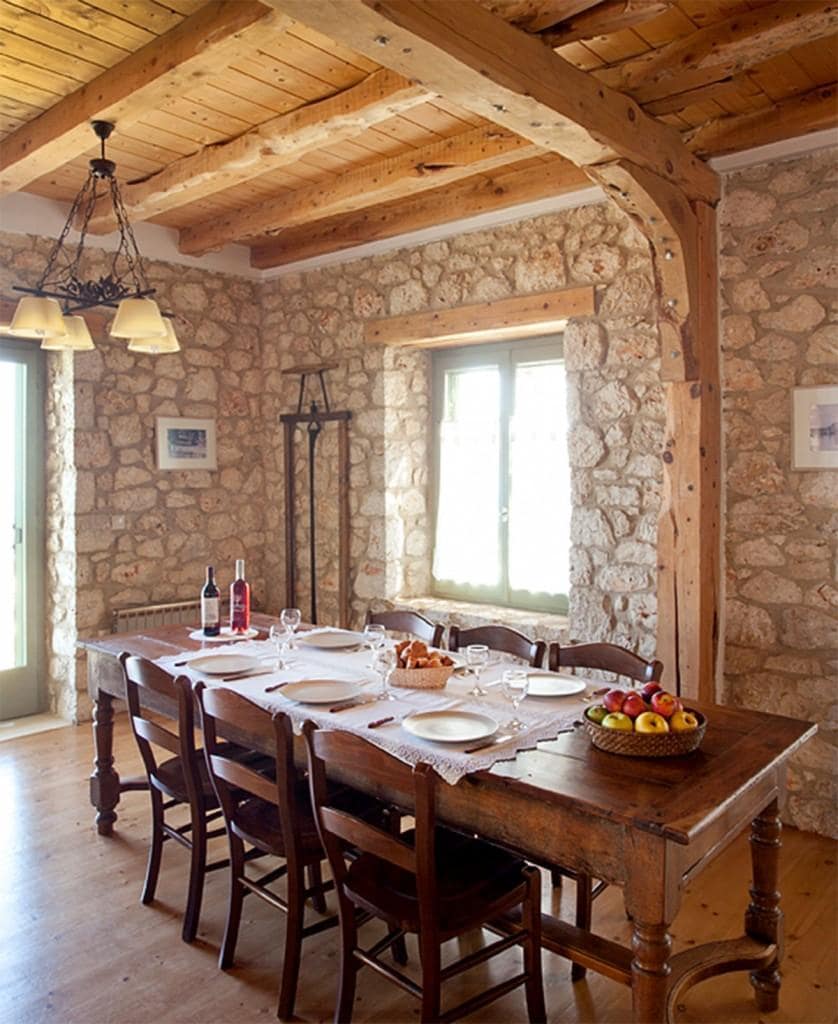 Tavolo da pranzo in stile classico e raffinato all'interno della Villa Melivaro a Tsoukalades, Lefkada, perfetto per riunioni conviviali in un'atmosfera accogliente.