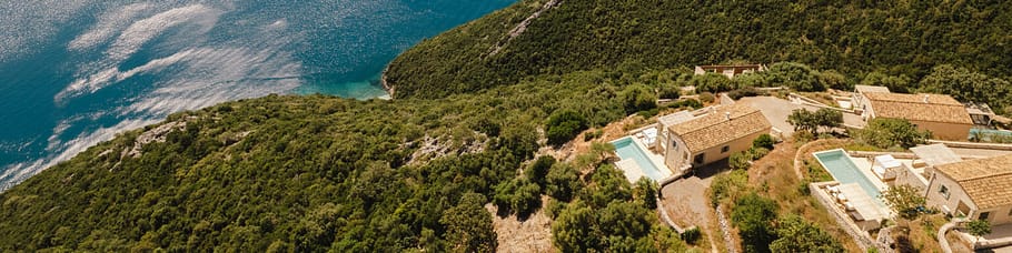 Vista aerea delle Urania Villas a Lefkada, con piscine private e accesso alla spiaggia privata Ammoudi.