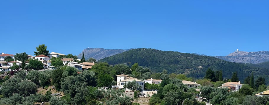 Vista di Villa Petra nel cuore di Katouna, un'accogliente villa immersa nel paesaggio tradizionale del villaggio.