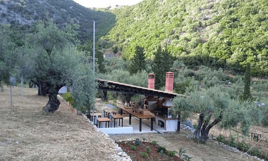 Area per cenare all'aperto nella Micro Farm Rachi, circondata da un uliveto e immersa nella tranquilla campagna di Lefkada.