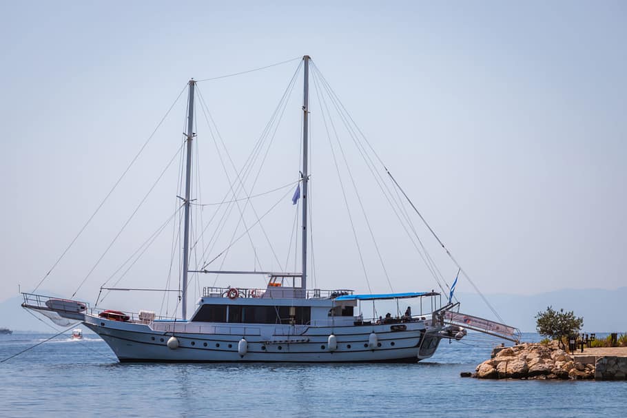 Il caicco "Eros", lungo 25 metri, ormeggiato in una baia tranquilla, pronto per una crociera nel Mar Ionio