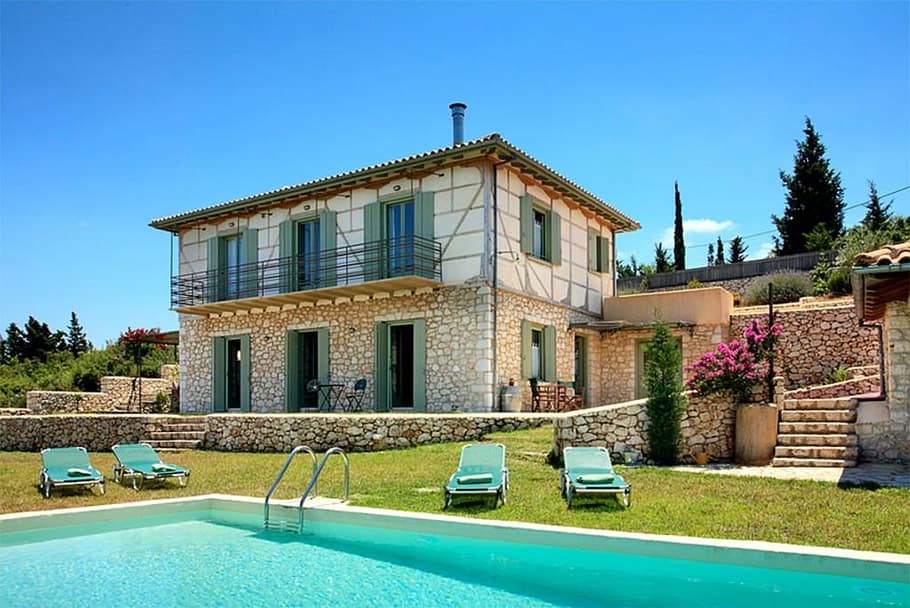 Facciata di Melivaro Eco Villa a Tsoukalades, con giardino curato e piscina.