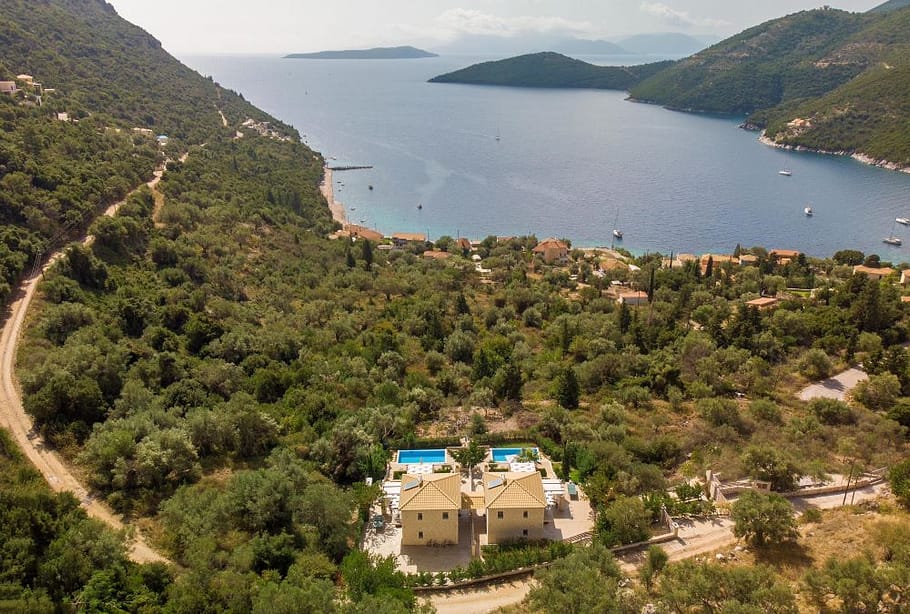 Vista dall’alto delle Ionian Diamond Villas orientate verso la splendida Baia di Rouda, immerse nella natura rigogliosa.