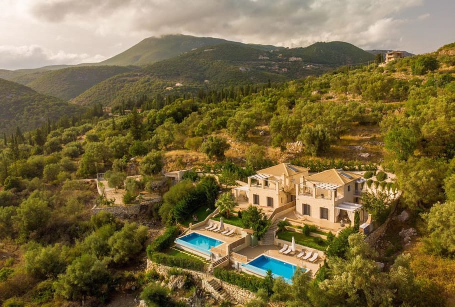 Vista dall’alto delle Ionian Diamond Villas a Poros Mikros Gialos, immerse nella rigogliosa vegetazione che ricopre la collina circostante