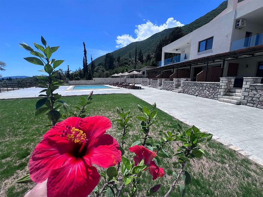 Appartamenti accoglienti per 2-4 persone con piscina condivisa, immersi nel verde dello Ionian Hospitality Resort.