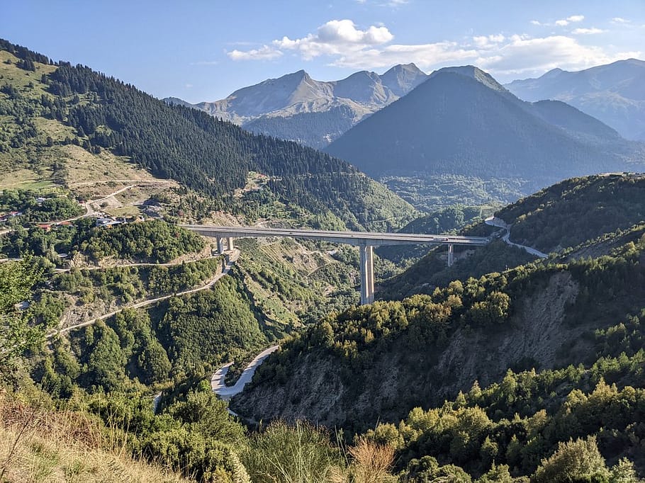 Viadotto che attraversa le montagne, situato lungo la strada che porta da Lefkada a Kalambaka, con viste spettacolari sui paesaggi montuosi.