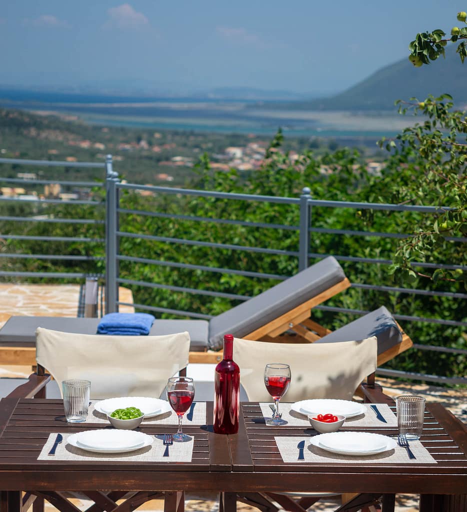 Un angolo tranquillo di Villa Petra con vista panoramica sul paesaggio circostante, ideale per momenti di relax e contemplazione.