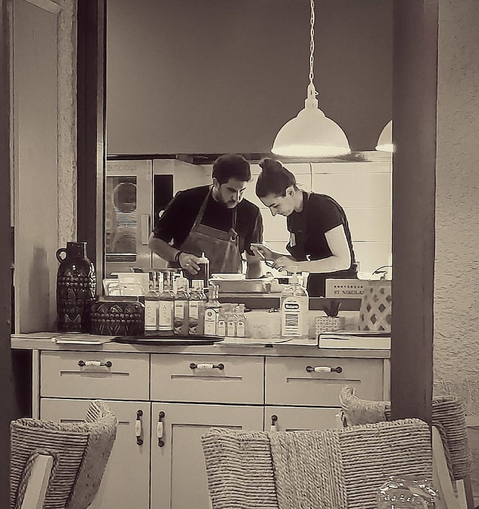 Cuochi al lavoro in cucina al Ristorante Mastelo a Katouna, preparando piatti tipici della tradizione greca con ingredienti freschi e locali.