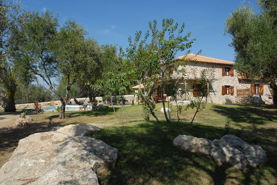 Facciata in pietra di Villa Marina con giardino mediterraneo