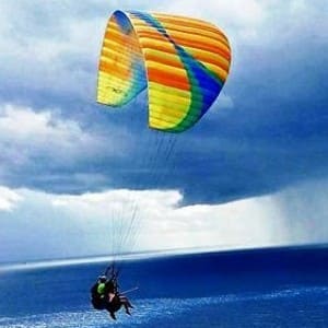 Un volo in parapendio sopra Lefkada per ammirare l’isola dall’alto, accompagnato da un pilota esperto.