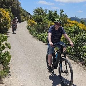 Ciclisti elettrici percorrendo la strada panoramica da Kolivata a Karya, Lefkada