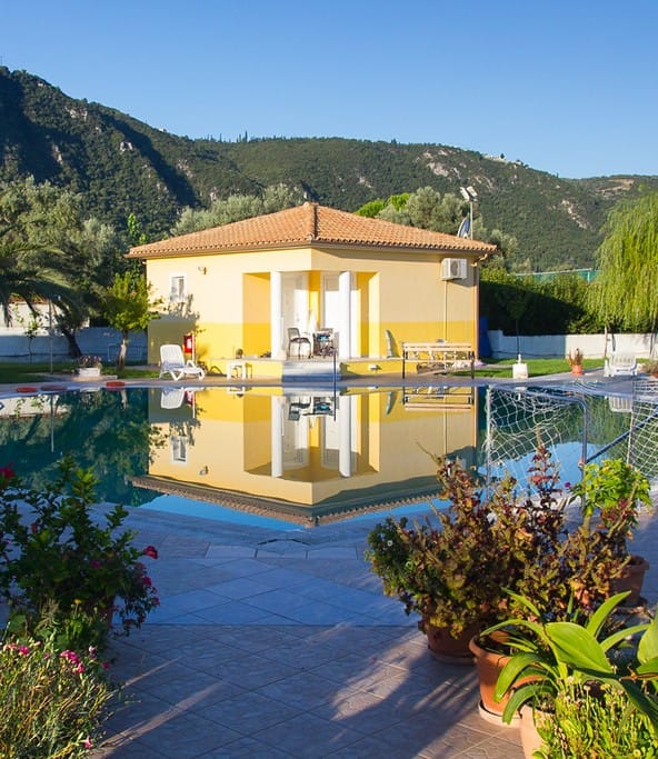 Villetta 'Raggio di Sole' con piscina immersa nella luce di una giornata soleggiata, perfetta per momenti di relax e tranquillità .